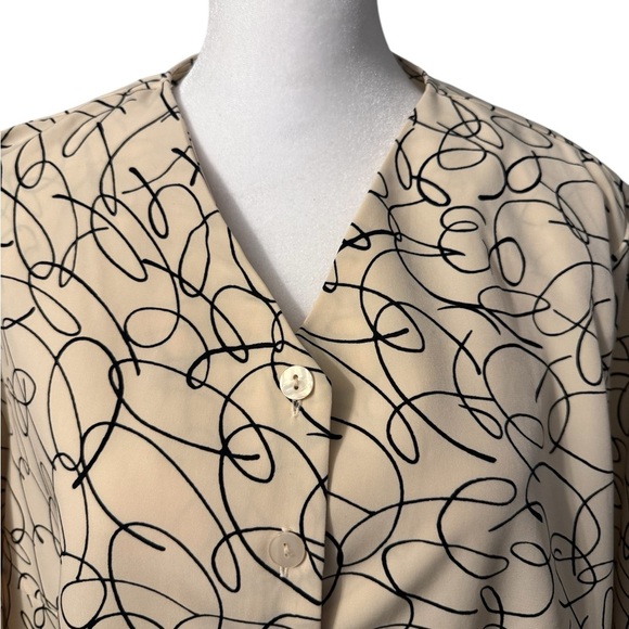 Button down blouse with squiggles in cream with black squiggles EUC Women’s 16W - Picture 2 of 8